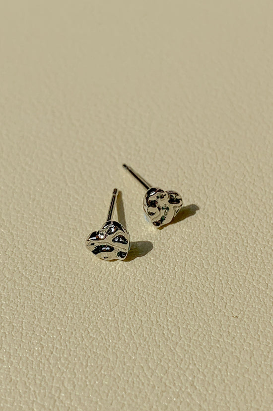 Load image into Gallery viewer, Hammered Heart Ear Studs (925 Silver)

